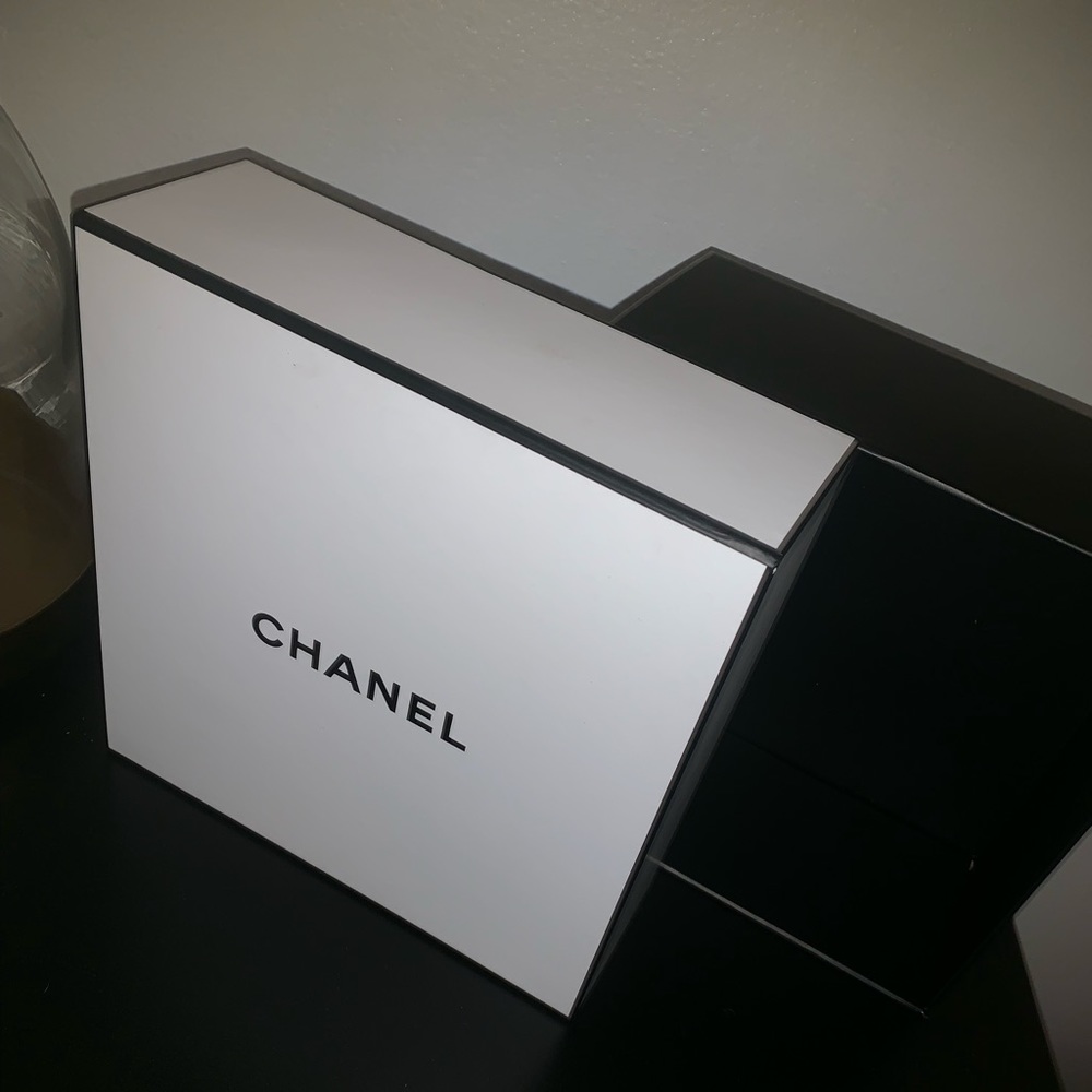 Chanel box - Picture 3 of 3